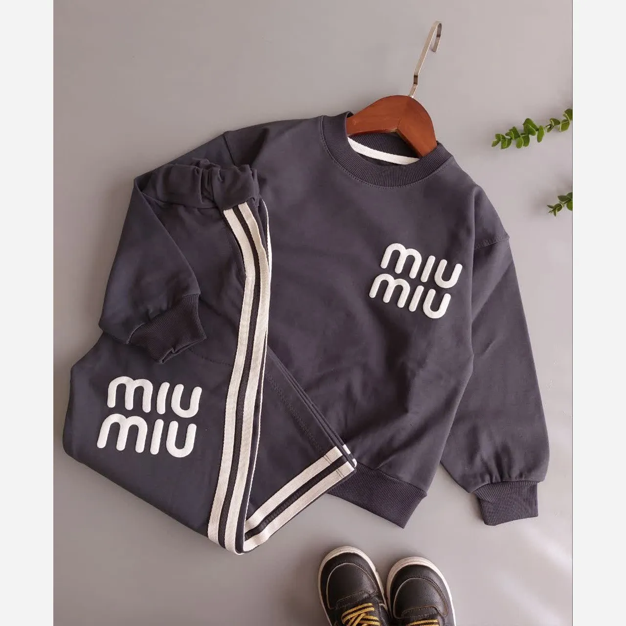 ست بلوز شلوار پسرانه دورس دونخ لاکرا طرح miu miu سبز و نوک مدادی سایزبندی 45 تا 65
