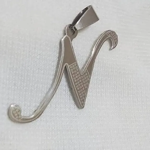 پلاک استیل زنانه طرح حرف N رنگ نقره ای