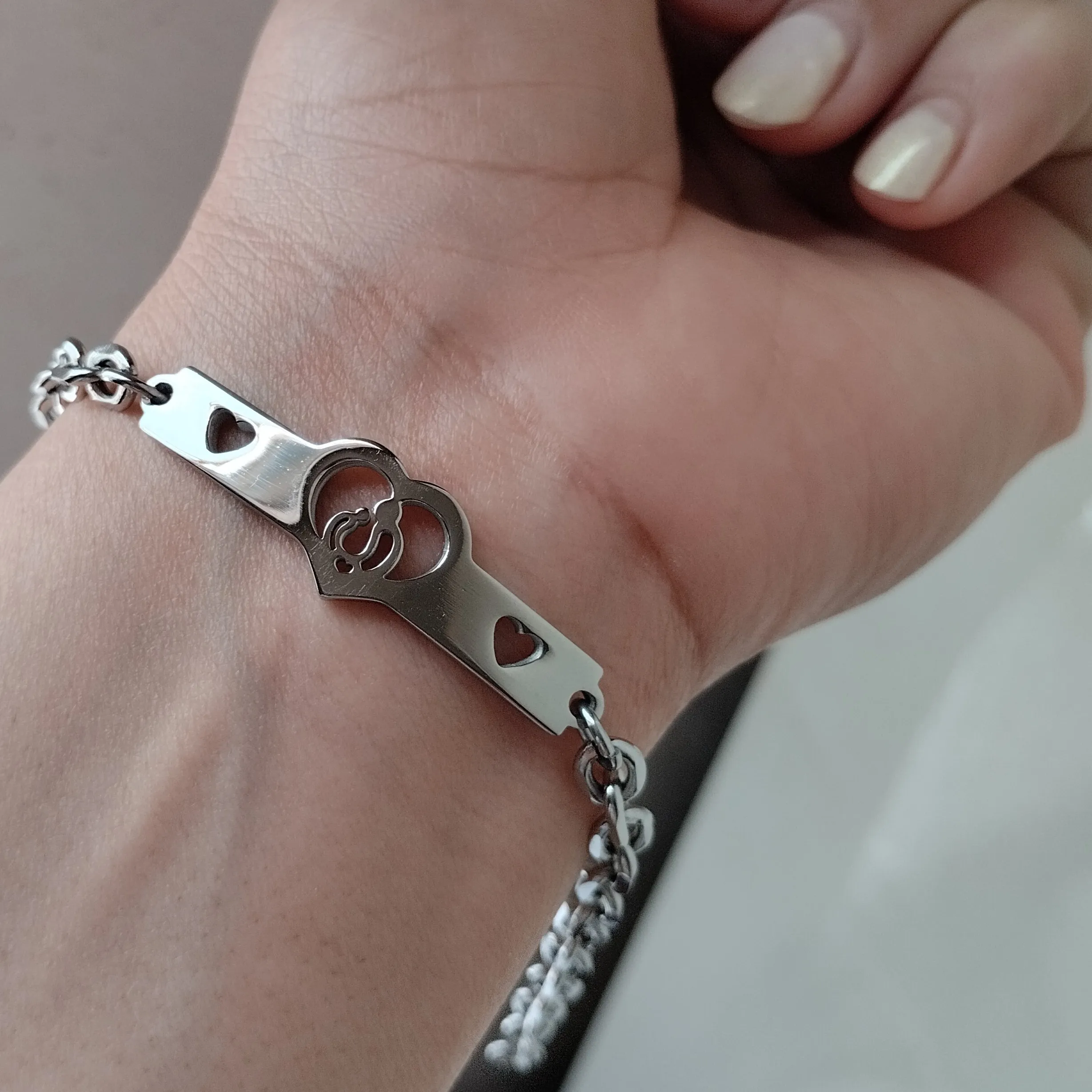 دستبند استیل زنانه رنگ ثابت و ضد حساسیت سایز مدیوم رنگ نقره ای