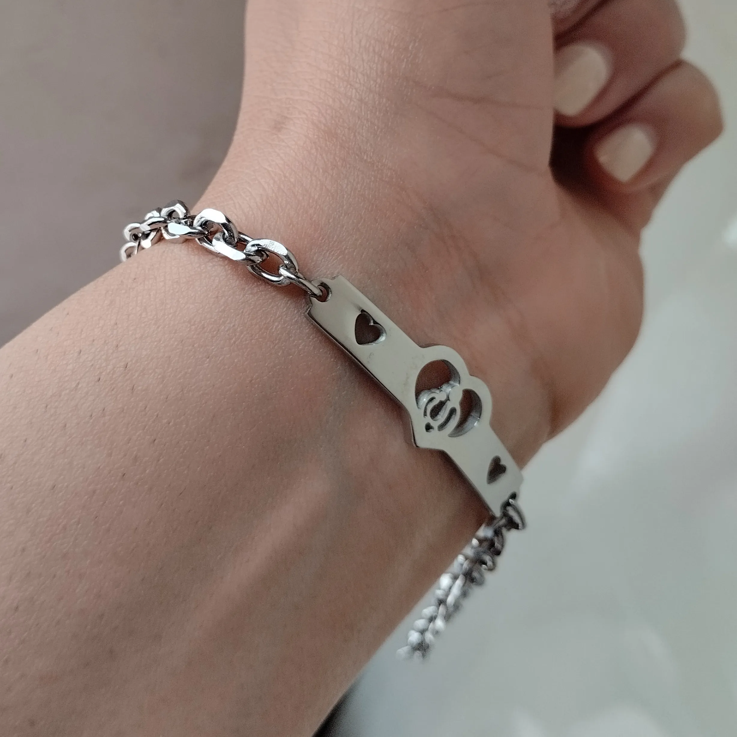 دستبند استیل زنانه رنگ ثابت و ضد حساسیت سایز مدیوم رنگ نقره ای