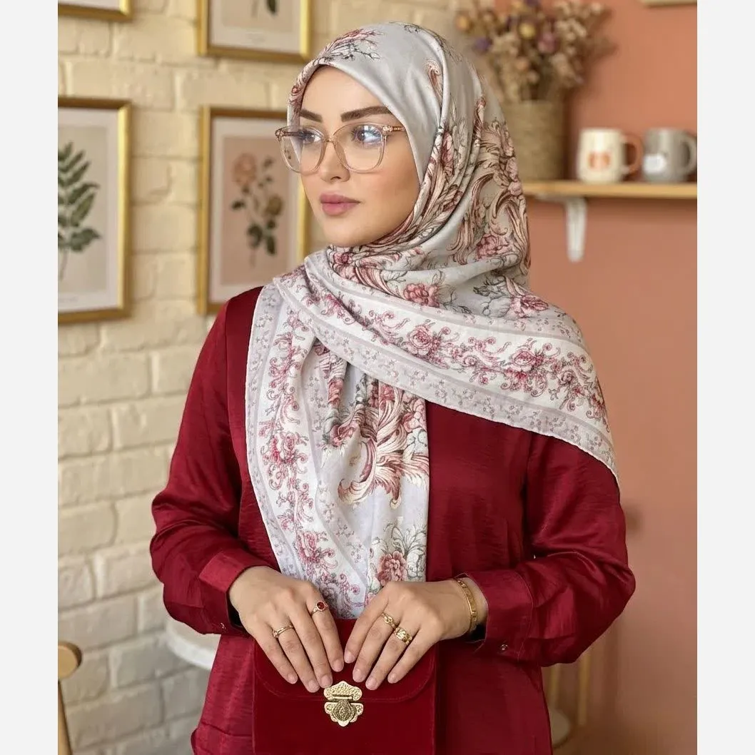 روسری زنانه نخی کاستوم طرح حنا ابعاد 140 در 140 رنگ سیلور طوسی دور دوز