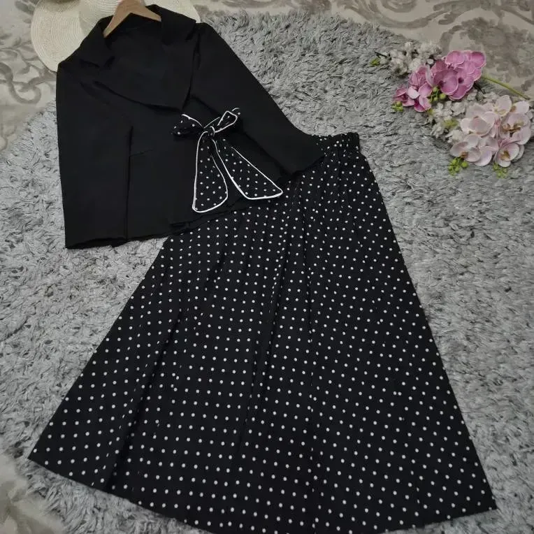 ست کت و دامن زنانه مدل ربکا کرپ مازراتی و بوگاتی خال خالی